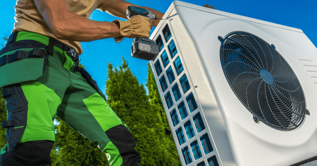 Aerotermia bomba de calor: 6 detalles técnicos que hacen que una instalación funcione de verdad 2 persona reparando aerotermia bomba de calor