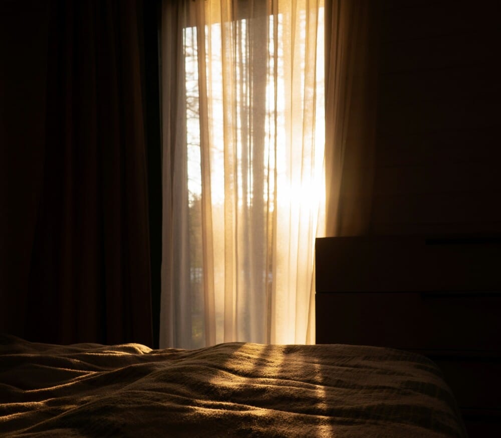 Instalación de aerotermia vivienda unifamiliar: cómo “entender” tu casa para instalarla bien desde el primer día 1 ventana con luz natural del sol instalación-de-aerotermia-vivienda-unifamiliar